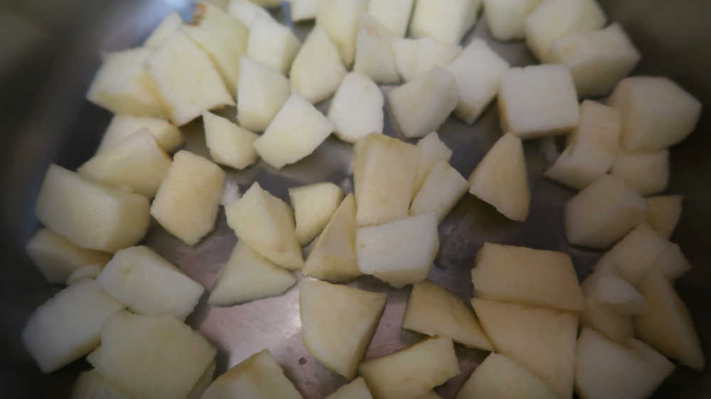 Cooking the fruit in a small saucepan