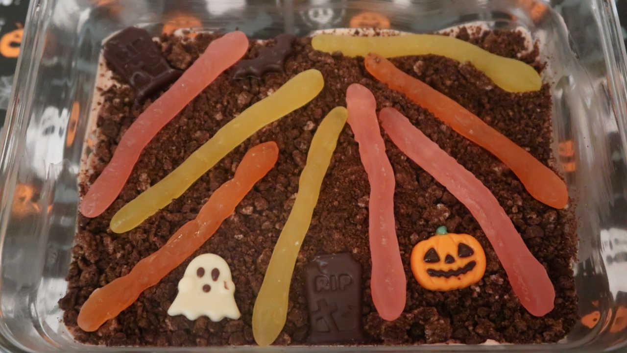 Halloween Dirt Cake Recipe - How to make a fun easy dessert treat with Oreos and gummy candy decorations