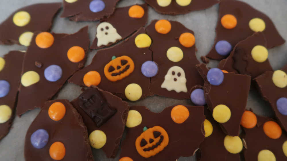 How to make easy Halloween chocolate bark with candy