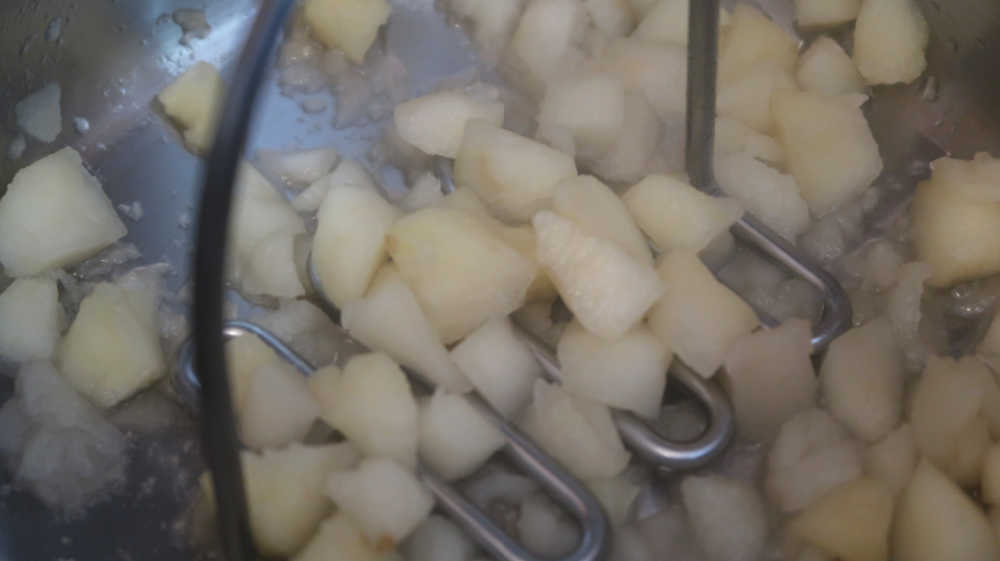 Mashing the apples to a puree