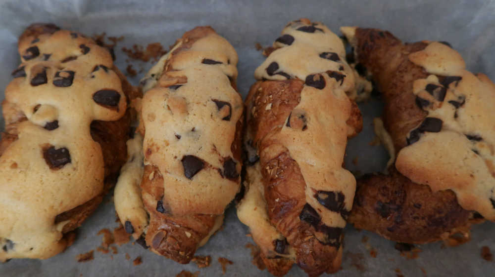 How to make easy viral crookie recipe with chocolate chip cookie dough and croissants